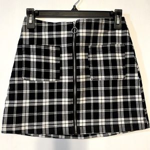 Gorgeous Tyla black/white mini skirt